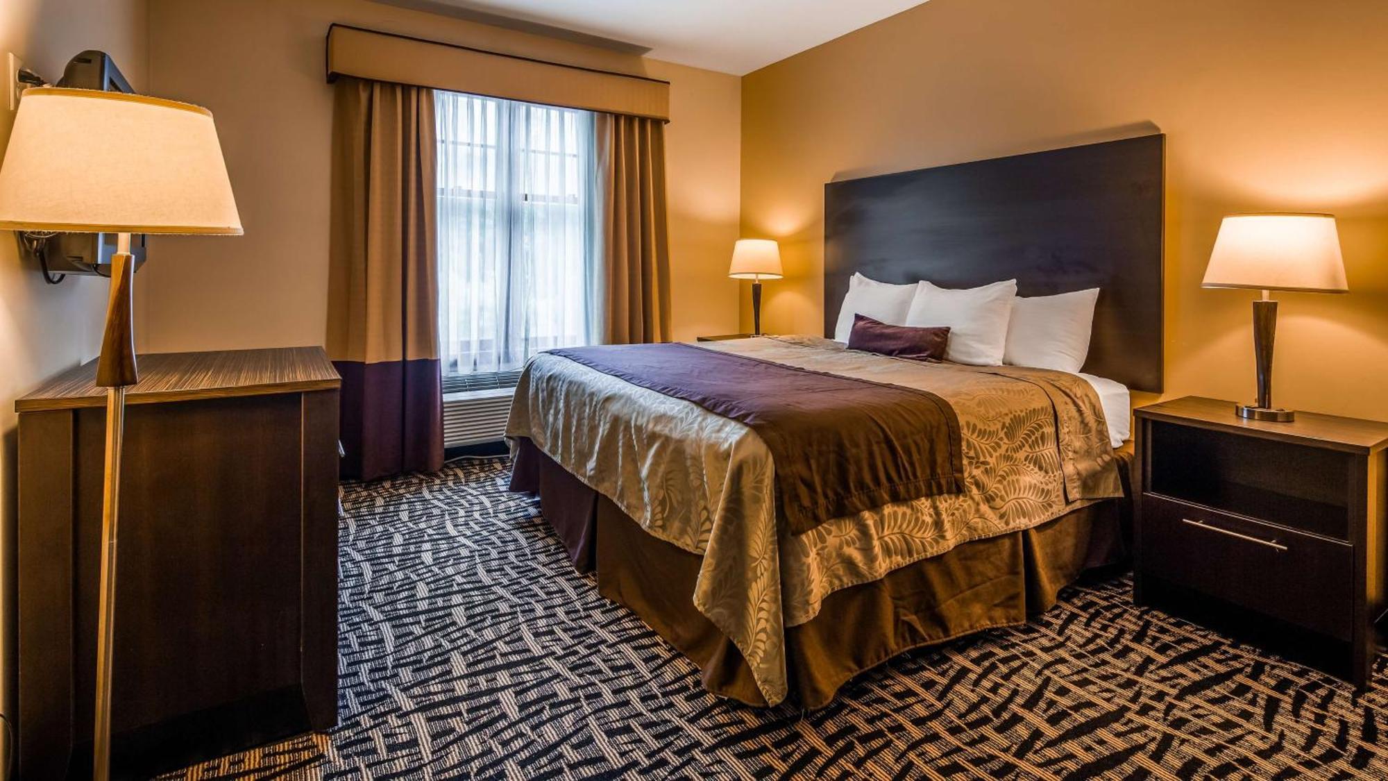 King Suite with Sofa Bed, Jetted Tub and Water View - Non-Smoking
