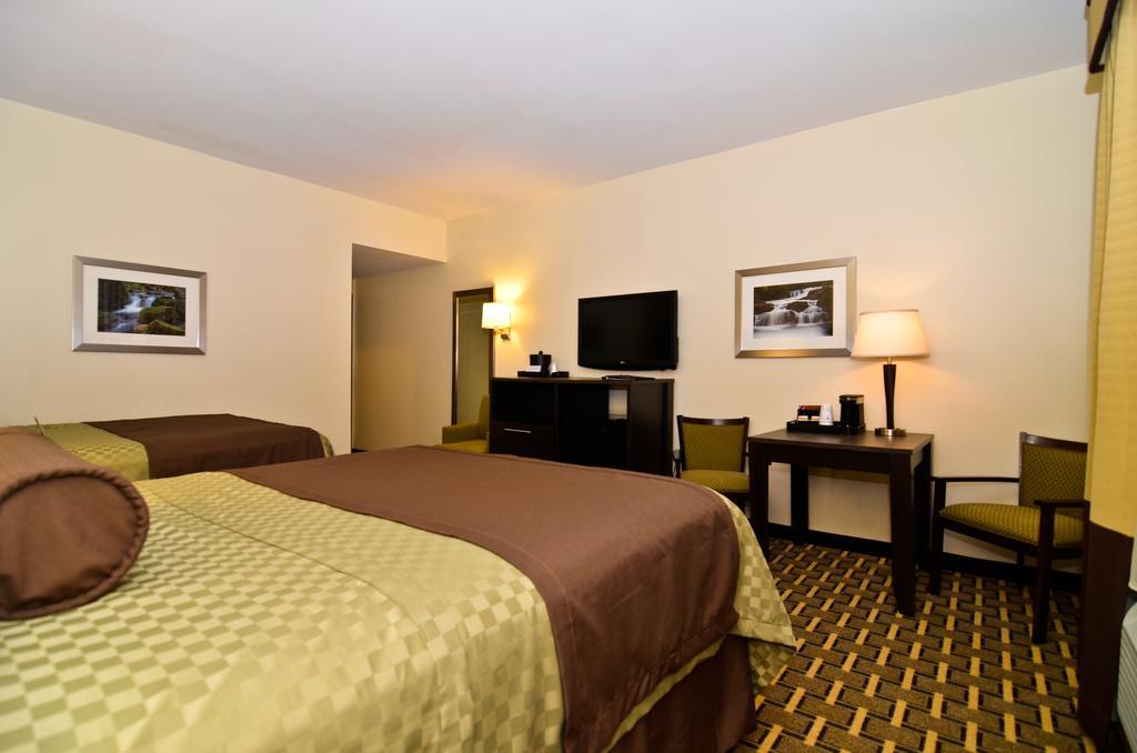 Queen Room with Two Queen Beds - Pet Friendly/Non-Smoking